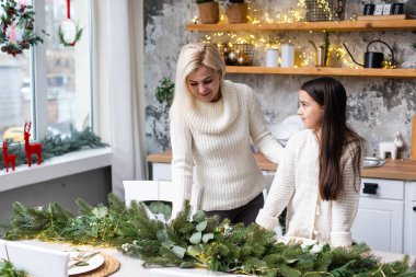 Noel pastası, anne ve kızı birlikte..