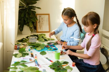 Mutlu çocuk gülüyor. Neşeli küçük kızlar Ressam bir resim çizer.