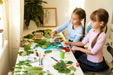 Mutlu çocuk gülüyor. Neşeli küçük kızlar Ressam bir resim çizer.