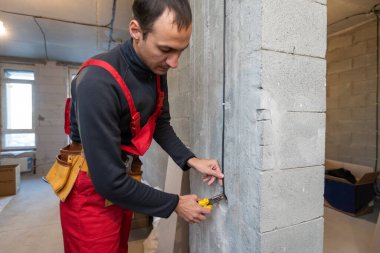 Elektrikçi kablosunun bağlanması. Karışık teknik.