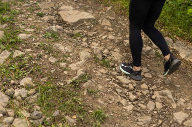 Orman izinde yürüyen genç fitness kadın bacakları