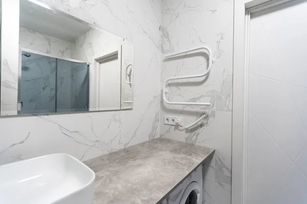 Moderní Koupelna Šedými Dlaždicemi Bezešvé Luxusní Interiér Pozadí — Stock fotografie