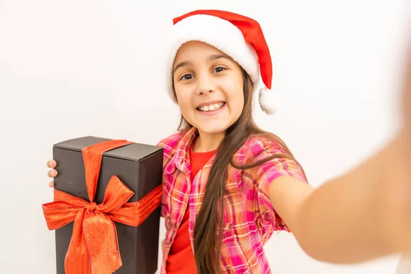 Retrato Una Niña Riendo Sosteniendo Decoración Navidad Manos Sobre Fondo —  Fotos de Stock