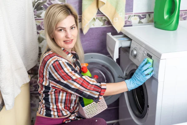 Blonde Jonge Vrouw Schoonmaak Badkamer — Stockfoto