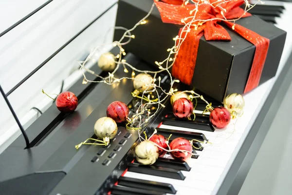 Piano Keyboard Christmas Garland Close — Stock Photo, Image
