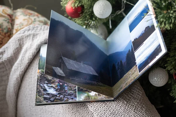 Libro Fotos Sobre Viajar Cerca Del Árbol Navidad — Foto de Stock