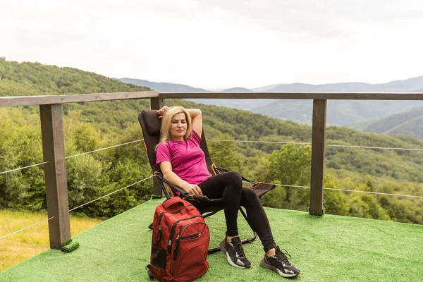 Stylish Traveler Woman Relaxing Mountains Hipster Top Mountain Resting Space — Foto Stock