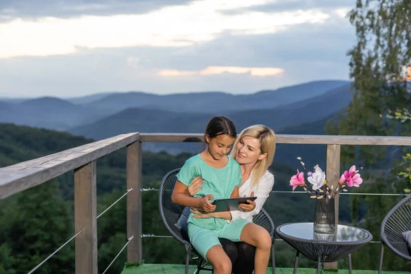 Mother Daughter Using Tablet Cafe Terrace — Fotografia de Stock