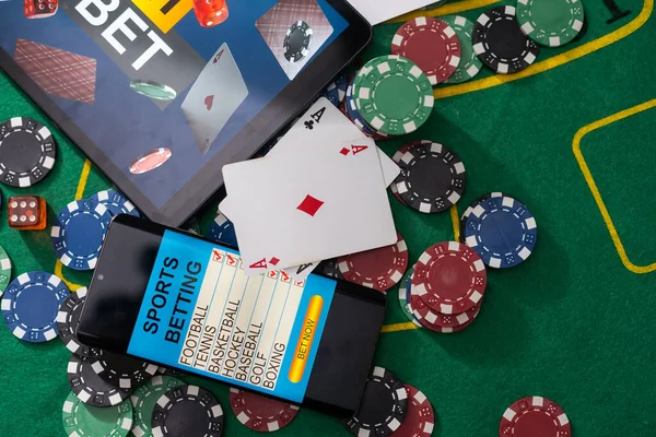 Smartphone Com Mesa Bolso Scree Cartas Baralho Fichas Mesa Poker — Fotografia de Stock