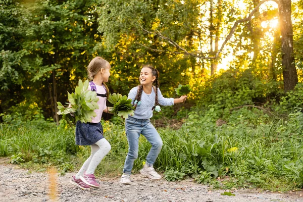 Fröhliche Schulkinder Mit Rucksäcken Wald Herbsttag Aufgeregte Kindermädchen Beim Zelten — Stockfoto