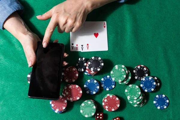 Conceito Casino Online Cartas Jogo Fichas Apostas Smartphone Com Espaço — Fotografia de Stock