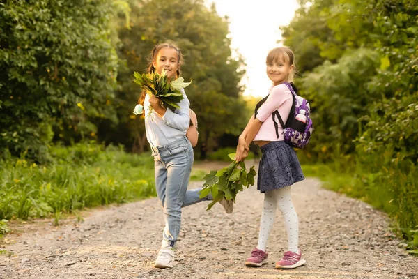 Twee Meisjes Hebben Plezier Het Park Herfst Outfit Grappige Vriendinnen — Stockfoto