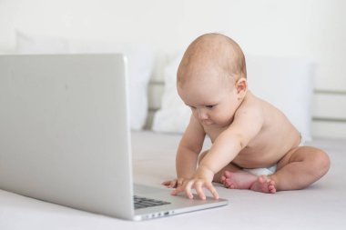 Bir bebek ve bir bilgisayar