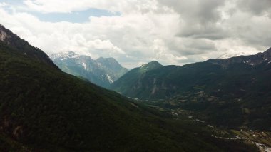 Arnavutluk 'un dağlı güzel manzarası.