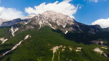 Bulutlardaki dağ manzarası.