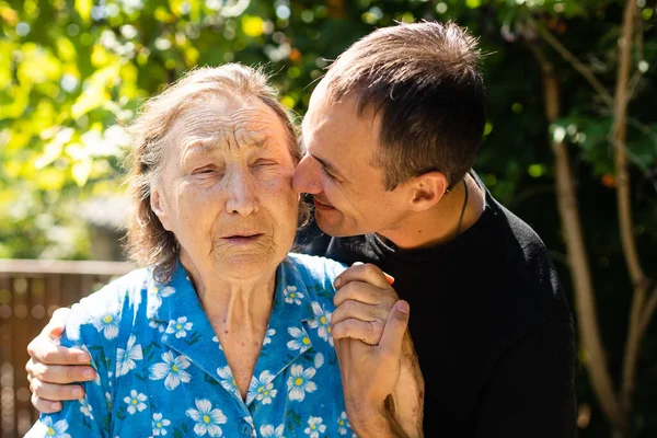 90 yaşındaki yaşlı bir kadının yakın plan portresi.