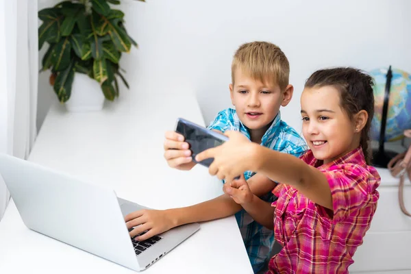 Niños Jugando Con Ordenador Portátil Casa —  Fotos de Stock