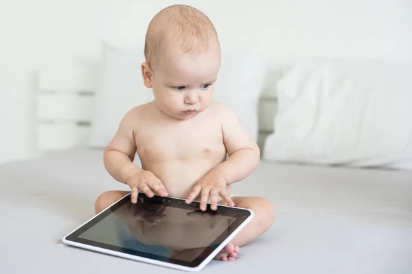 Baby Jongen Spelen Met Digitale Tablet Geïsoleerd Wit — Stockfoto