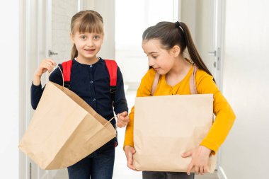 Teslimat paketleri olan iki liseli kız..