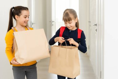Teslimat paketleri olan iki liseli kız..