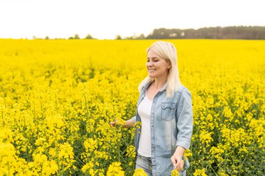 Kolza tohumu içinde güzel bir kadınla portre.