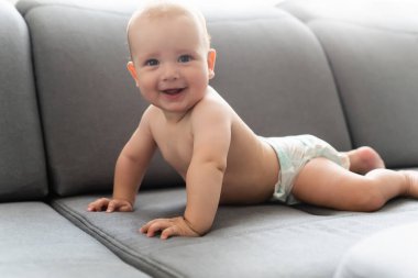 Bebeğim evdeki kanepede.
