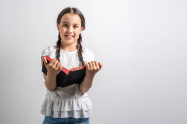 İncil, Çocuk, Hıristiyanlık. İncil 'i tutan küçük kız.