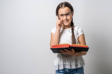 Gülümseyen küçük bir okul kızının portresi..