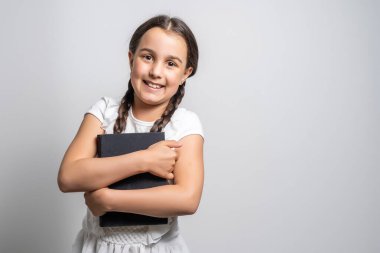 İncil, Çocuk, Hıristiyanlık. İncil 'i tutan küçük kız.