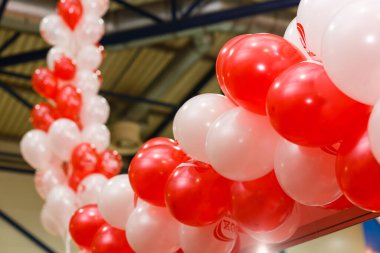 Renkli balonlar, parti geçmişi. Soluk pembe, sarı ve beyaz balonlar. Pembe perde