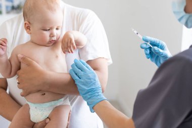 Şırıngalı, gergin anne ve bebeği olan çocuk doktoru..