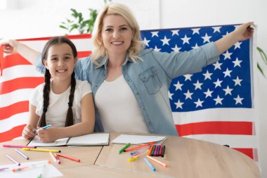 Genç kız öğretmeniyle İngilizce öğreniyor..