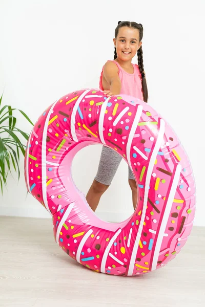 Büyük pembe kauçuk yüzüklü beyaz kız..