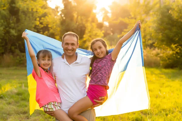 Szczęśliwa Rodzina Flagą Ukrainy Terenie Styl Życia — Zdjęcie stockowe