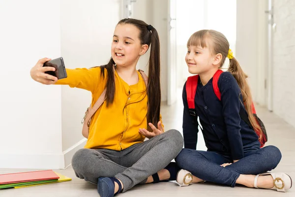 Due Compagni Scuola Moderni Che Giocano Smartphone Durante Pausa Tra — Foto Stock