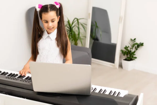 Schöne Mädchen Singt Während Sie Auf Einem Elektronischen Klavier Spielt — Stockfoto
