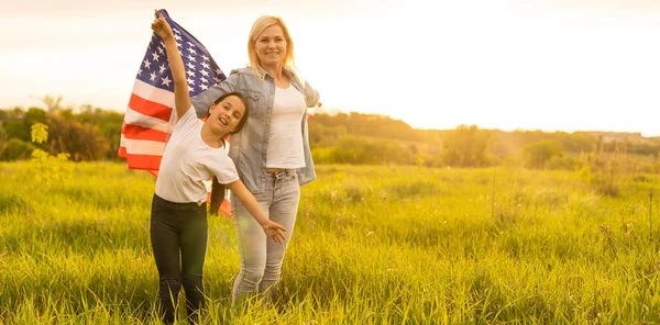 Lycklig Mor Och Dotter Med Amerikansk Flagga Utanför — Stockfoto