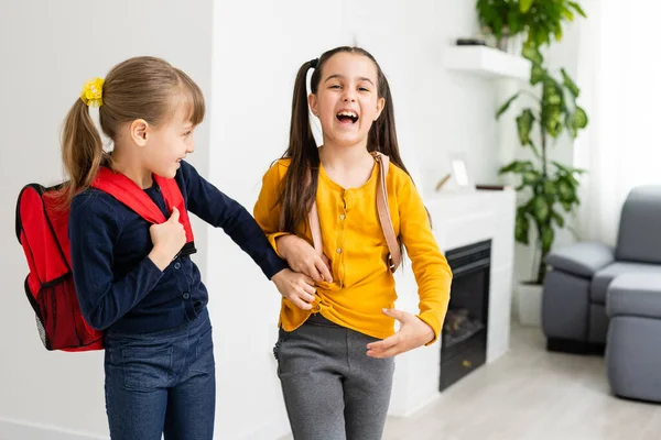 Két Kis Iskoláslány Beszél Titkokat Oszt Meg Oktatás Divat Barátság — Stock Fotó