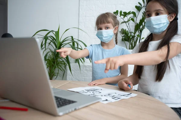 Δύο Κοριτσάκι Σπουδάζει Online Και Εργάζεται Φορητό Υπολογιστή Φορώντας Μάσκα — Φωτογραφία Αρχείου