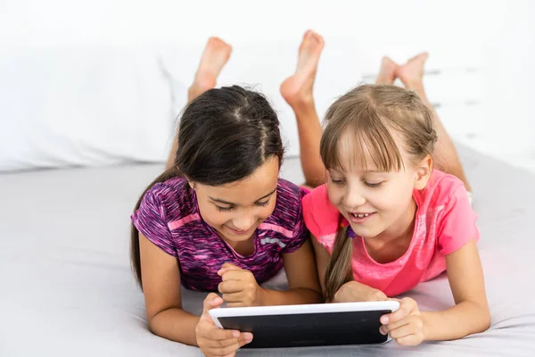 Pessoas Crianças Tecnologia Amigos Conceito Amizade Meninas Olhando Para Tablet — Fotografia de Stock