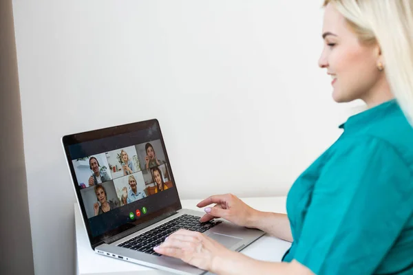 Mujer Teniendo Video Chat Con Colegas Mesa Oficina Primer Plano — Foto de Stock