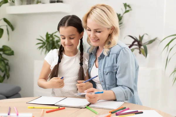 Bambina Educare Casa Con Madre Simboli Disegnati Sopra Testa — Foto Stock