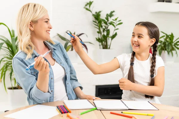 Anne ve kızı evde resim çizerek vakit geçiriyorlar..