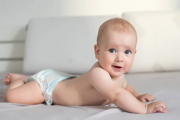 Kleine Babyjongen Met Blauwe Ogen Blonde Haren — Stockfoto