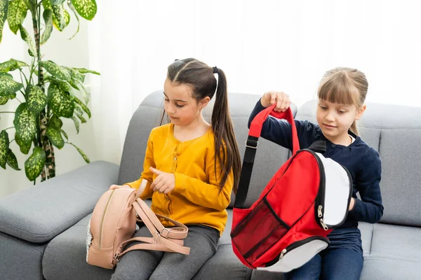 Sırt çantalı iki güzel kız öğrenci..