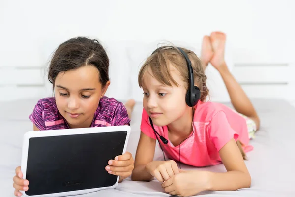 Casa Ocio Nueva Tecnología Concepto Música Niña Sonriente Con Tablet —  Fotos de Stock