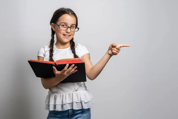 Брюнетка Маленькая Девочка Читает Книгу Изолированы Белом Фоне — стоковое фото