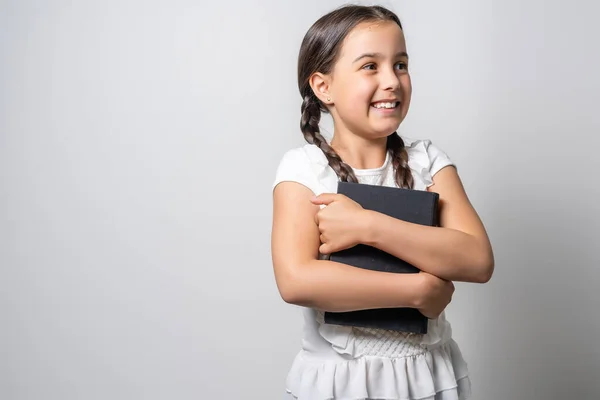 Brunette Klein Meisje Het Lezen Van Een Boek Geïsoleerd Een — Stockfoto