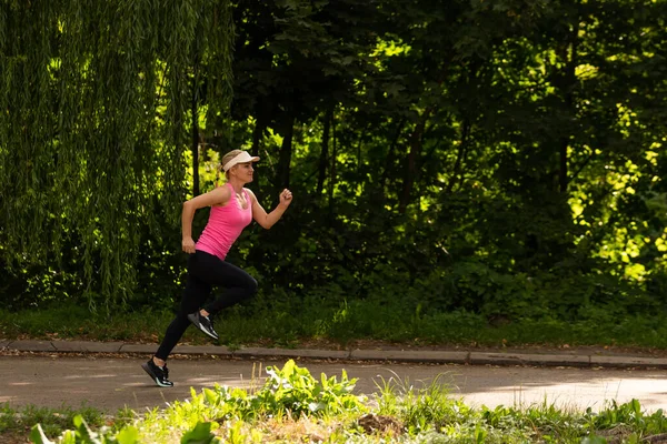 Çalışan kadın. Kadın atlet bir parkta açık egzersiz sırasında koşu. Güzel kız uygun. Kilo kaybı