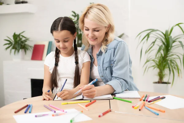 Mère Fille Belles Heureuses Font Une Carte Pour Fête Des — Photo